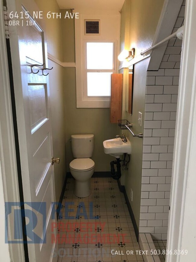 Building Photo - Lovely Studio Apartment Available in Woodlawn