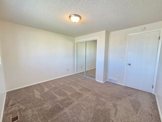 Building Photo - $1,850 - 3 Bed / 2 Bath Bright and Spacious Duplex in Spokane Valley