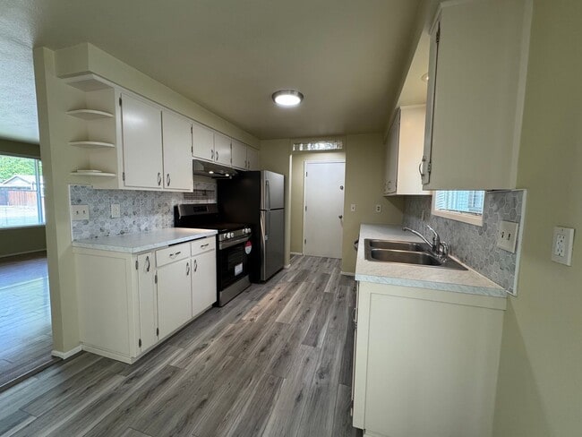 Building Photo - 3-Bedroom, 1-Bathroom Duplex Near Coburg Road