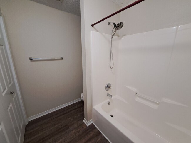 Building Photo - Cute 2BR/1BA in NE Pensacola