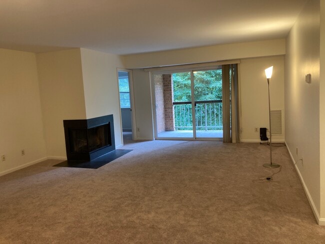 Building Photo - 5926 Cove Landing Rd