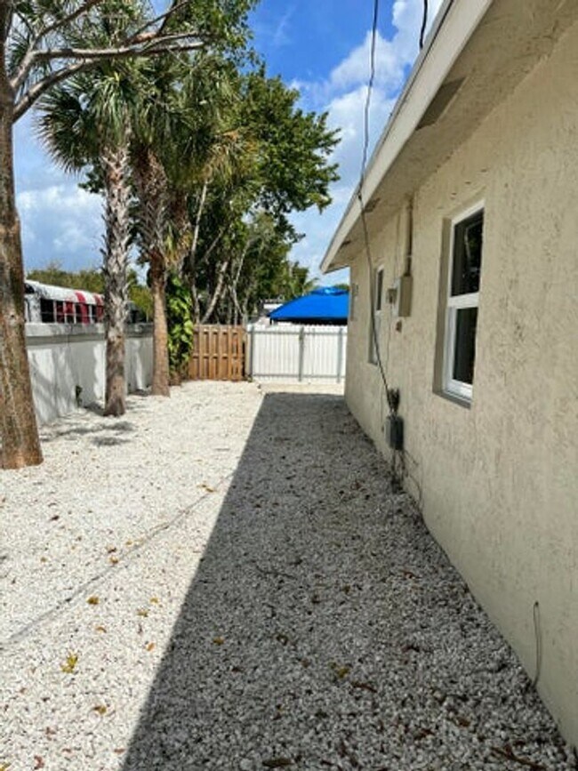 Building Photo - 2747 Summit Blvd