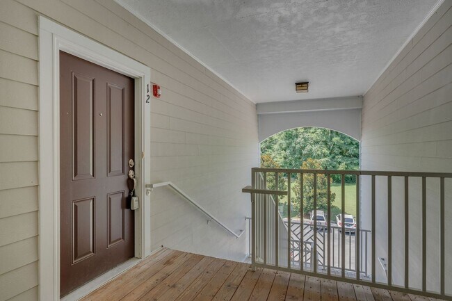 Building Photo - Stylish Condo with Balcony Views in South Nashville