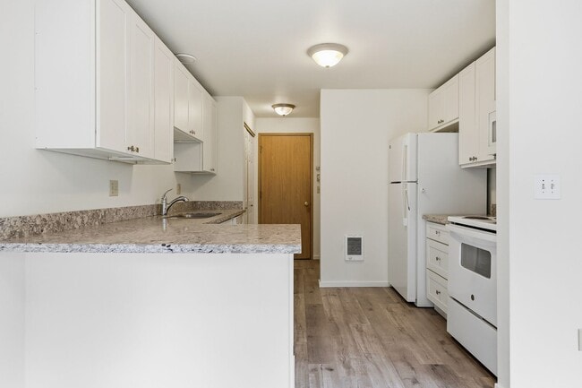 Building Photo - 3 bedroom 1.5 bathroom 2 story duplex in Lacey - North Thurston School District.