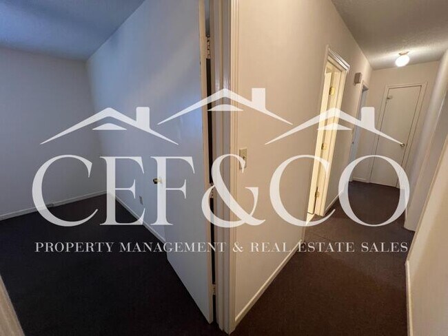 Building Photo - Beautifully maintained 2 bedroom 1.5 bathroom duplex, now available.