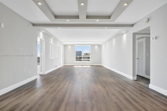 Building Photo - 10350 W Bay Harbor Dr