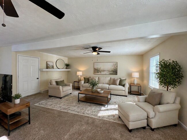 Building Photo - 3 Bedroom 2 Bath (w/ Bonus Room) & Spacious Living Area