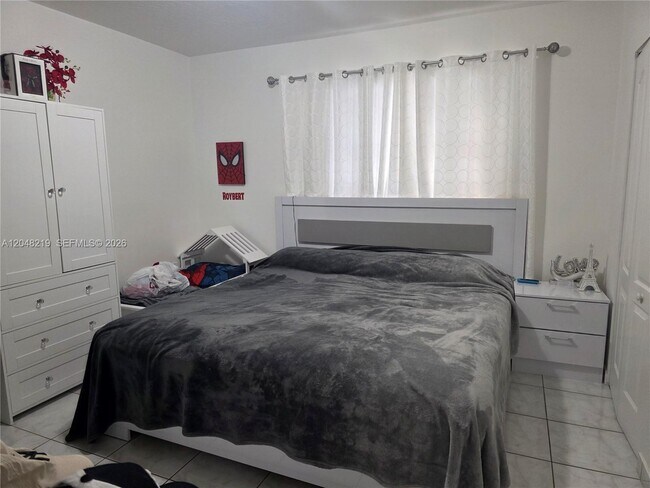Building Photo - 523 W 68th St