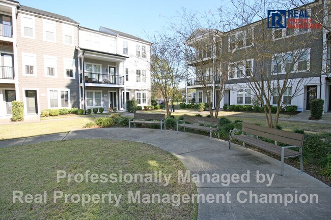 Building Photo - Bright & Open End Unit Townhome