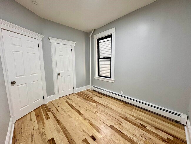 Building Photo - 136 W 25th St