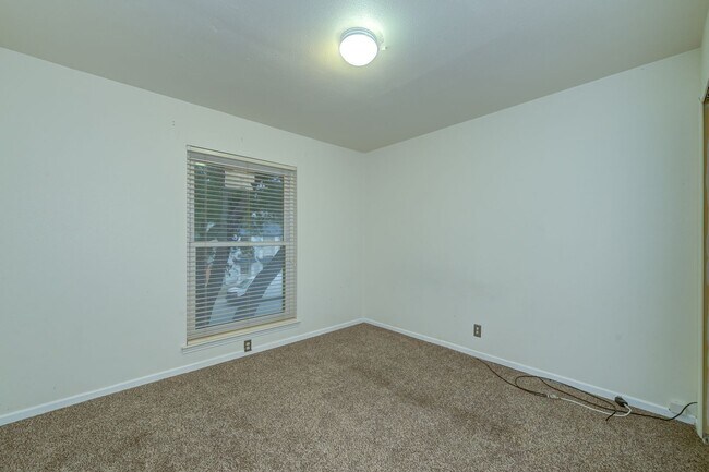 Building Photo - Charming Home with Vaulted Ceilings & Loft Near 281 & Bitters