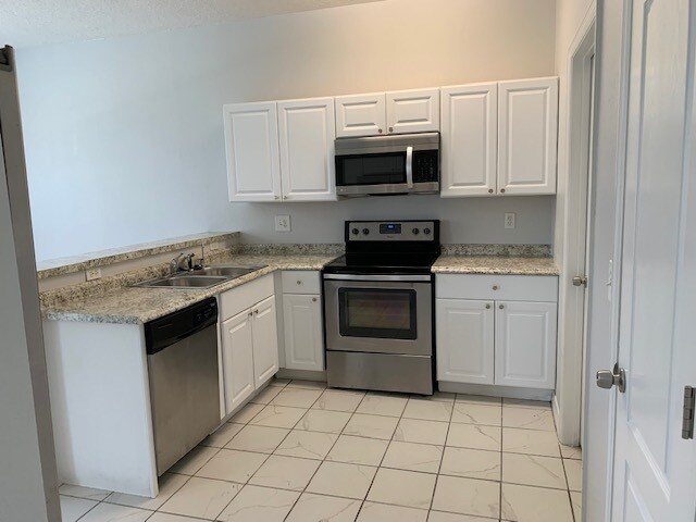 Building Photo - 1803 Royal Ridge Dr