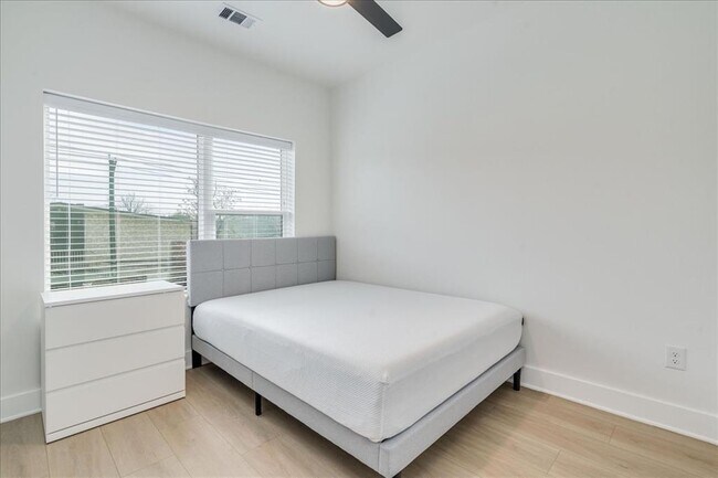 Building Photo - 3000 Duval St