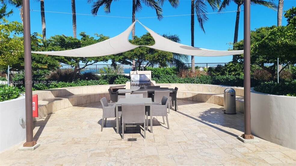 Building Photo - 1000 Venetian Way