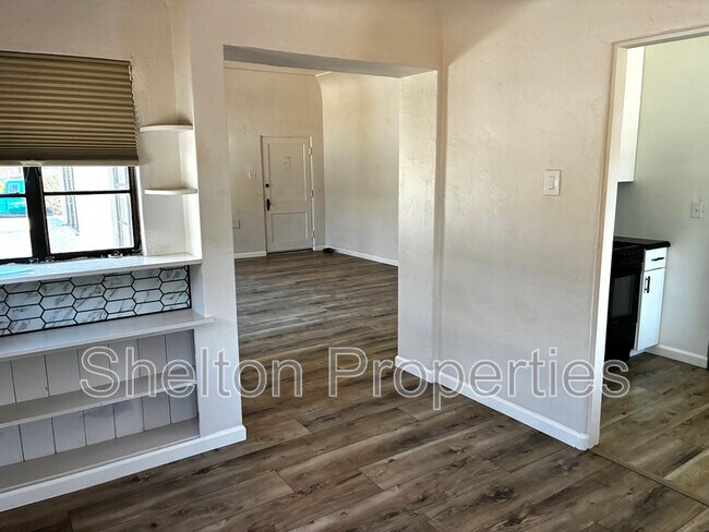Building Photo - 1802 N Laurel Ave