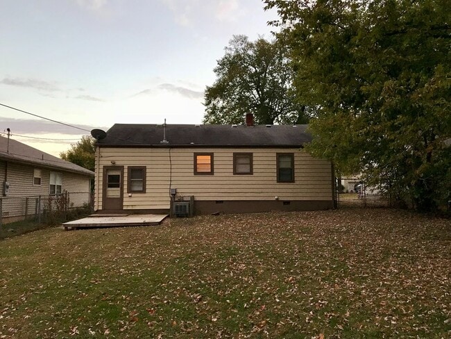 Building Photo - 3 bedroom, 1 bathroom for rent in Springfield