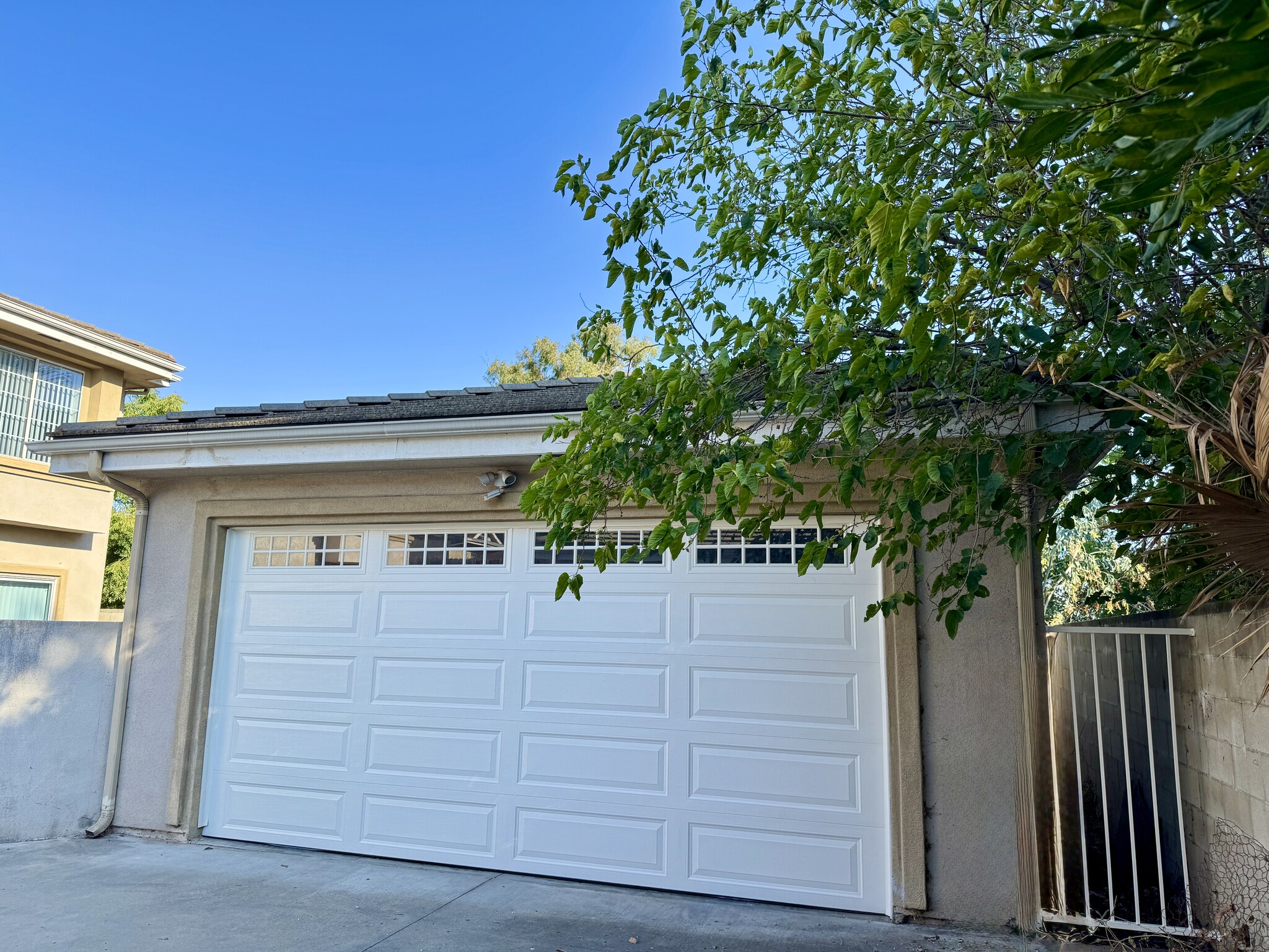 2 car garage + 2 parking space in front lot - 27 Hampton Ct