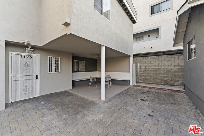 Building Photo - 1128 Irolo St