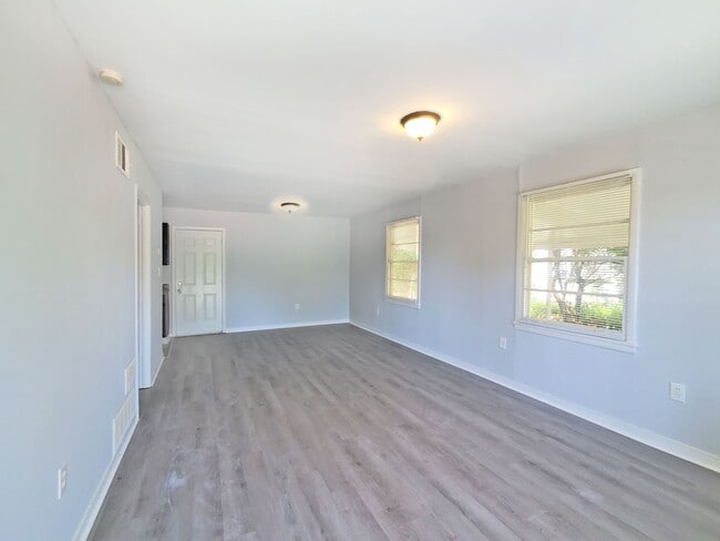 Building Photo - COMING SOON: Fantastic 3/1 Bungalow Near Langford Park - Housing Vouchers Accepted