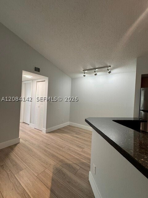 Building Photo - 731 Vista Isles Dr