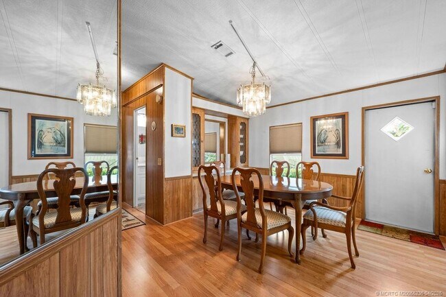 Building Photo - 7894 SE Saratoga Dr