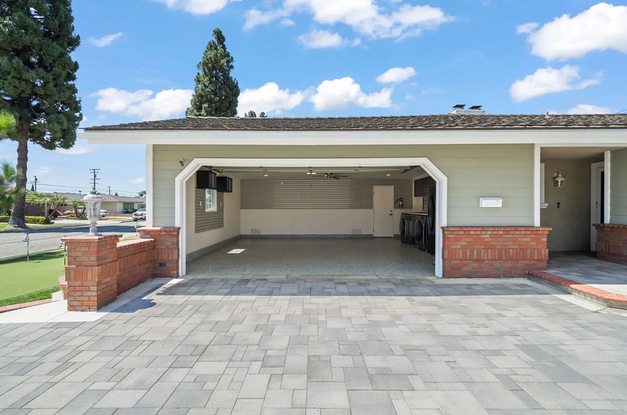 Garage - 5441 Richmond Ave