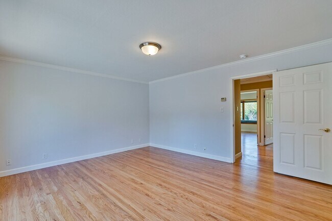 Building Photo - Excellent 3 Bedroom 2 Bath In A Great Neig...