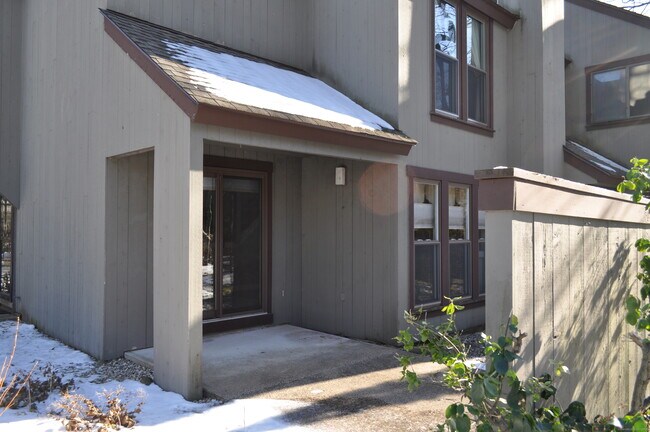 Building Photo - 8 Willow Ln