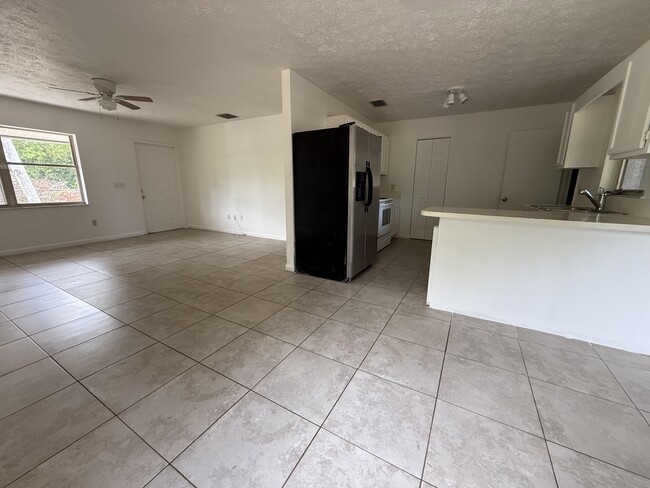 Building Photo - 2564 Navajo Ave