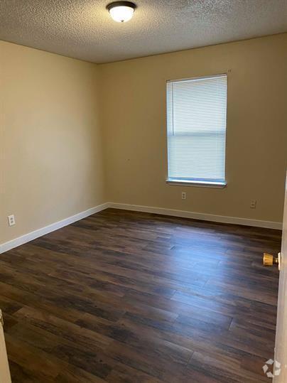 Building Photo - 139 Elm St