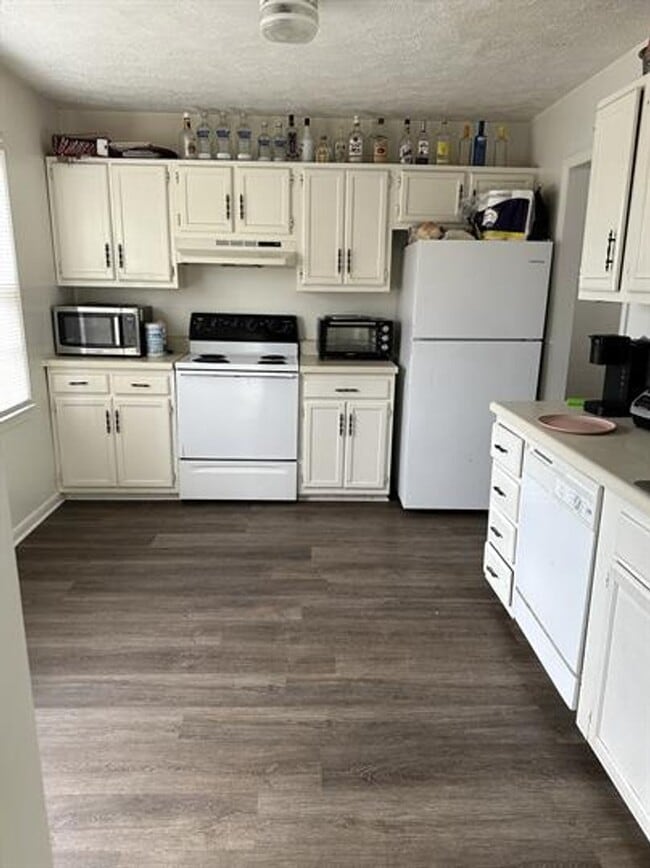 Building Photo - Spacious Townhome Near Campus