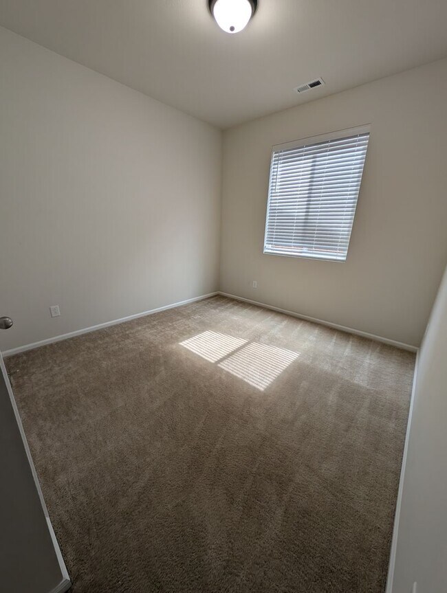 Building Photo - One Story Living in Port Orchard! Large 3 Bedroom Available for Rent!