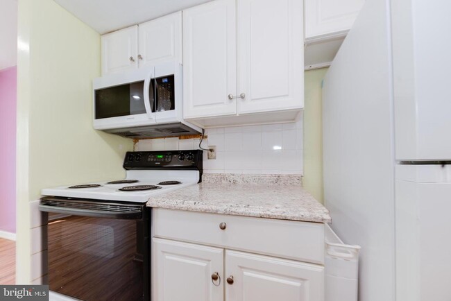 Building Photo - 9073 Lambskin Ln
