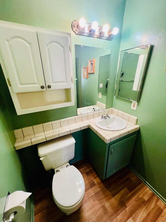 Building Photo - Inviting Gated Community Townhome—Jess Ran...