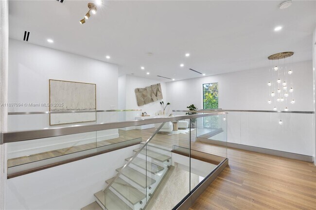 Building Photo - 807 SW 12th Ave