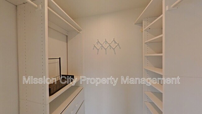 Building Photo - 432 Via Rosa