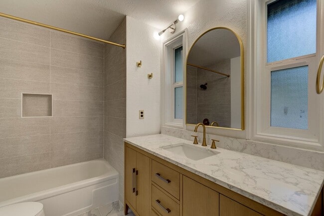Building Photo - Beautifully Updated 3+ Bedroom Water View ...