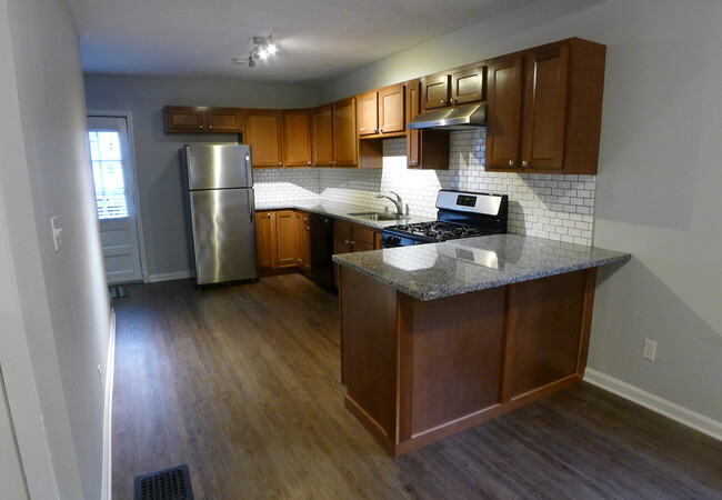 Primary Photo - 524 East Brandeis Avenue