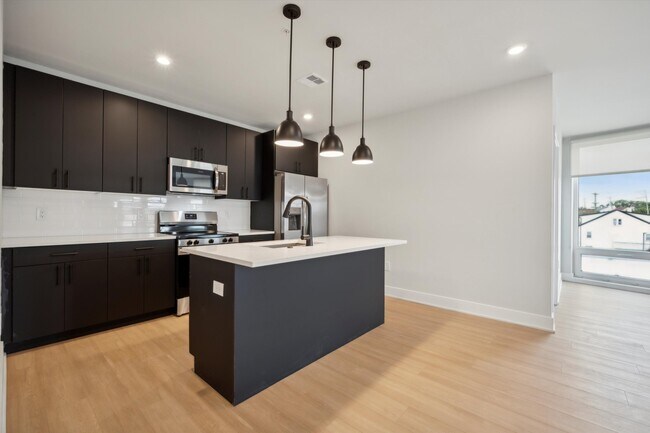 Building Photo - 6910 Ridge Ave