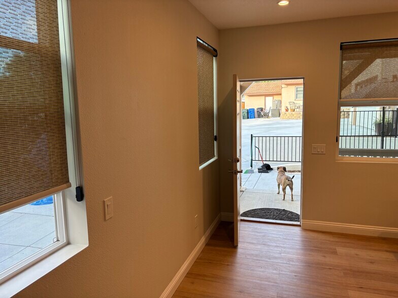 Building Photo - 2454 Los Feliz Dr