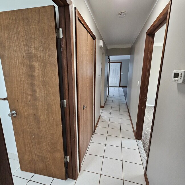 Building Photo - 3 Bedroom Ranch, Eat-In Kitchen, All Appliances, Big Basement with Extra Storage, 2 Car Garage.