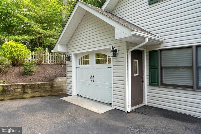 Building Photo - 44604 Smiths Nursery Rd