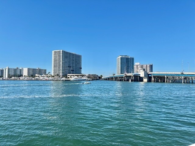 Building Photo - 2016 Bay Dr