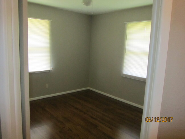 Building Photo - Amazing 3-bed 2-bath Rental in Midwest Cit...