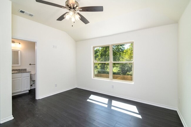 Building Photo - AVAILABLE NOW! 3 BEDROOM TRIPLEX LOCATED IN BONHAM, TEXAS!