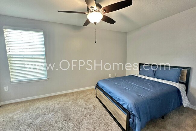 Building Photo - 454 Eisenhower Dr