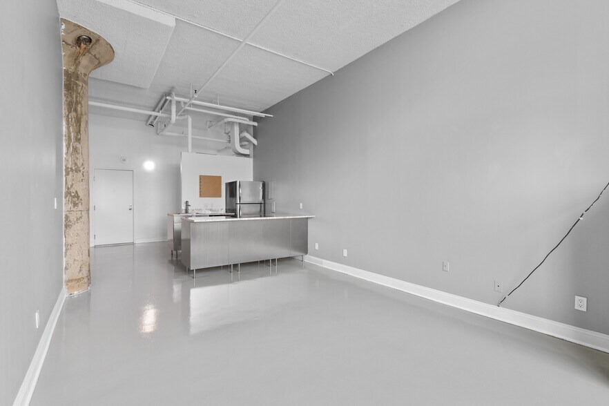 Building Photo - 6533 E Jefferson Ave