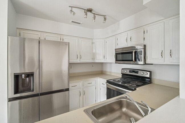 Building Photo - 6 Ray Ct