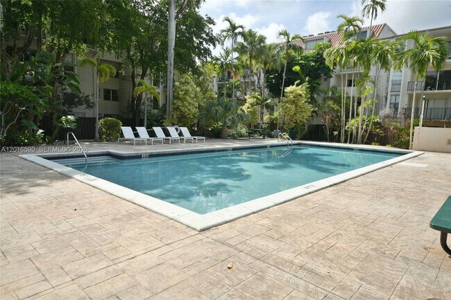 Building Photo - 6884 N Kendall Dr