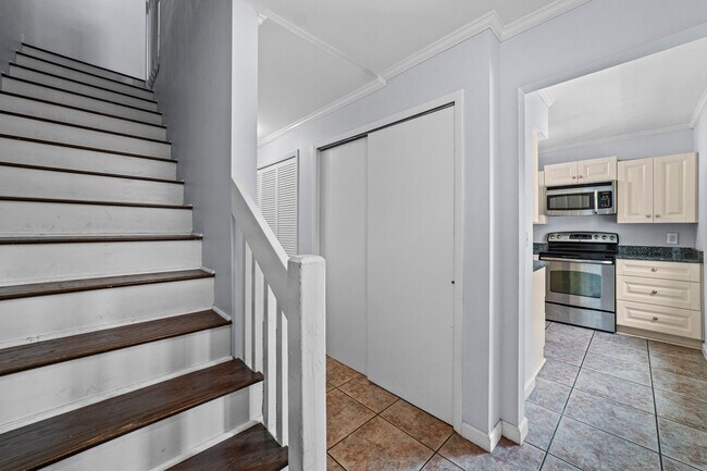 Building Photo - Modern 2 Bed 2 Bath. Only 1 Block Away from Jacksonville Beach. Pet Friendly